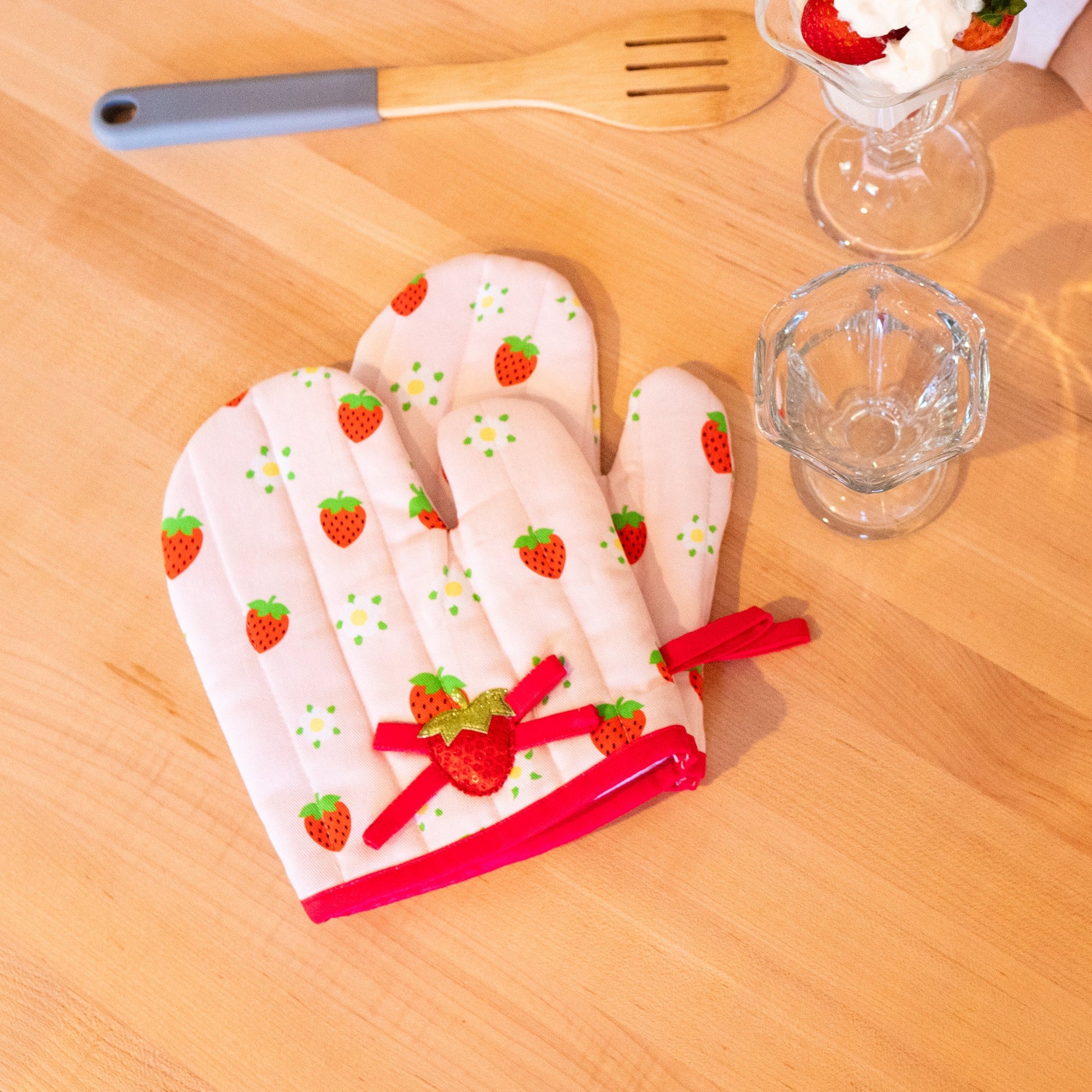 A Leading Role x Strawberry Shortcake Child Cooking Oven Mitts Dress Up